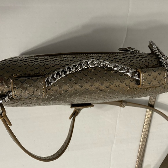 Reiss Crossbody in a antique gold - Picture 4 of 8